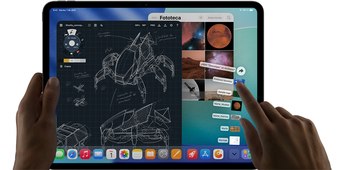 iPad Pro, color negro espacial, la mano izquierda sujeta el dispositivo, la mano derecha usa gestos para manejar varias ventanas de apps abiertas, una app de dibujo con bocetos de diseños mecánicos, una fototeca con imágenes de planetas y el espacio, y la carpeta de descargas con archivos desplegados en abanico