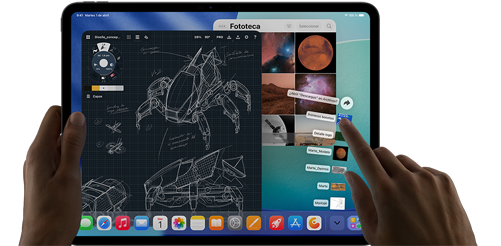 iPad Pro, color negro espacial, la mano izquierda sujeta el dispositivo, la mano derecha usa gestos para manejar varias ventanas de apps abiertas, una app de dibujo con bocetos de diseños mecánicos, una fototeca con imágenes de planetas y el espacio, y la carpeta de descargas con archivos desplegados en abanico