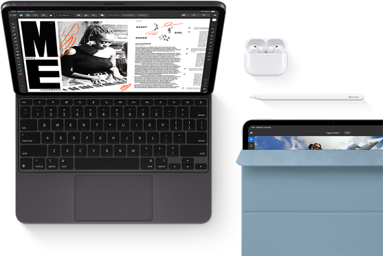 iPad Pro acoplado a un Magic Keyboard, parte delantera exterior, color negro espacial, esquinas redondeadas, borde de la pantalla negro, tapa abierta, la pantalla muestra una app de edición de artículos con texto y una foto de una mujer escuchando música, AirPods 4 en un estuche abierto, funda Smart Folio azul sobre el iPad Pro con un Apple Pencil Pro apoyado en el borde superior del dispositivo, la funda ligeramente abierta deja entrever la pantalla