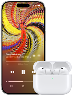 AirPods Pro 3 en el estuche de carga MagSafe, iPhone 17 Pro, Apple Music reproduce Everybody Laughs de David Byrne y la Ghost Train Orchestra