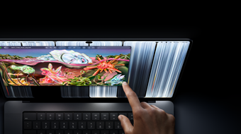 MacBook Pro con pantalla PROLED XDR, color negro espacial, una persona ajusta el tamaño de una ventana con el dedo