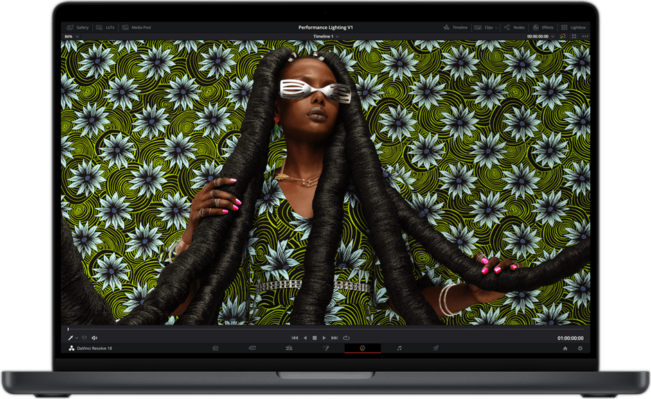 Fotografía a todo color de una persona que destaca el brillo de la pantalla XDR del MacBook Pro.