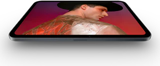 iPad mini con pantalla OLED de 8,5 pulgadas, brillo espectacular y negros intensos, muestra a una persona con sombrero y chaqueta