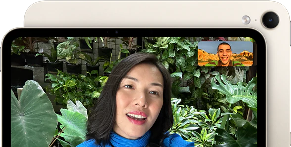 iPad mini, parte delantera, interfaz de la cámara frontal 12MP Center Stage en horizontal que muestra a una persona haciendo una videollamada en medio de un bosque verde