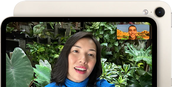 iPad mini, parte delantera, interfaz de la cámara frontal 12MP Center Stage en horizontal que muestra a una persona haciendo una videollamada en medio de un bosque verde