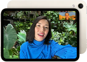 iPad mini, parte delantera, interfaz de la cámara frontal 12MP Center Stage en horizontal que muestra a una persona haciendo una videollamada en medio de un bosque verde
