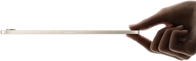 iPad mini, sostenido por una mano, parte lateral que muestra su diseño fino y ligero