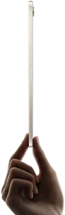 iPad mini, sostenido por una mano, parte lateral que muestra su diseño fino y ligero